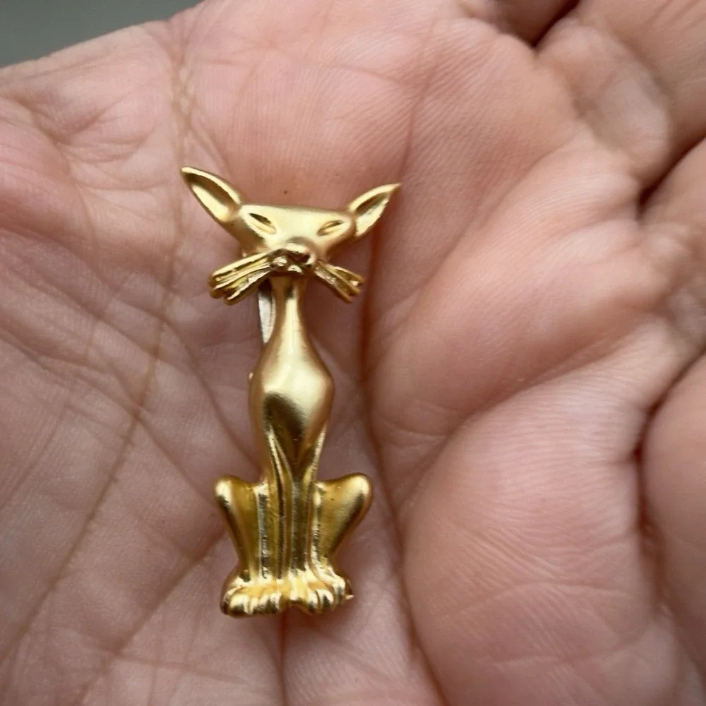 Vintage Gold Tone Sitting Cat Brooch Pin Minimalist Feline Kitty Unsigned
